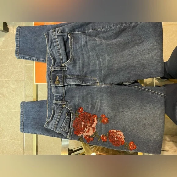 Gloria Vanderbilt Jessa all around slimming size 10

BX - Picture 3 of 7